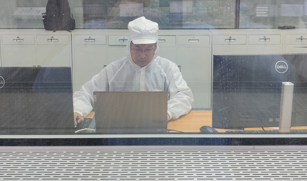 15點，自控事業(yè)部胡曉強在寧波對6.3米BOPET聚酯薄膜生產(chǎn)線做控制優(yōu)化.jpg